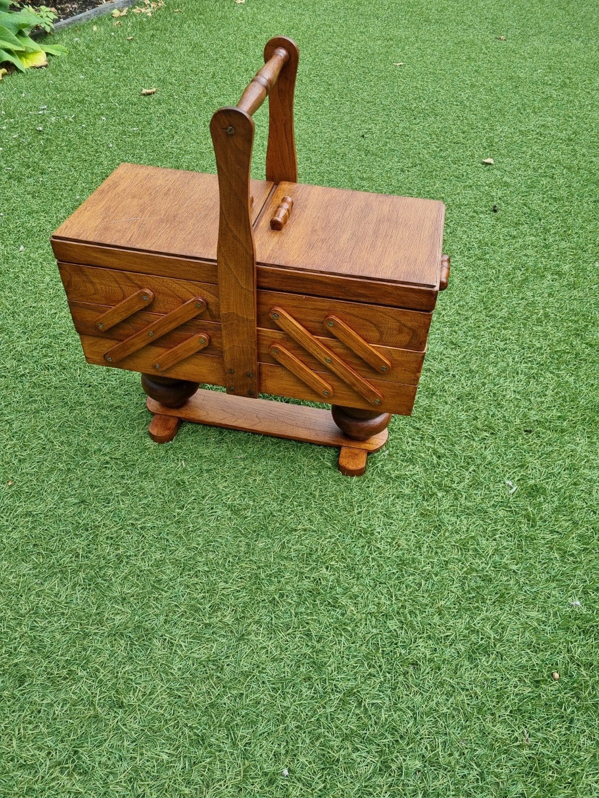 Vintage houten naaidoos op standaard, Ophalen