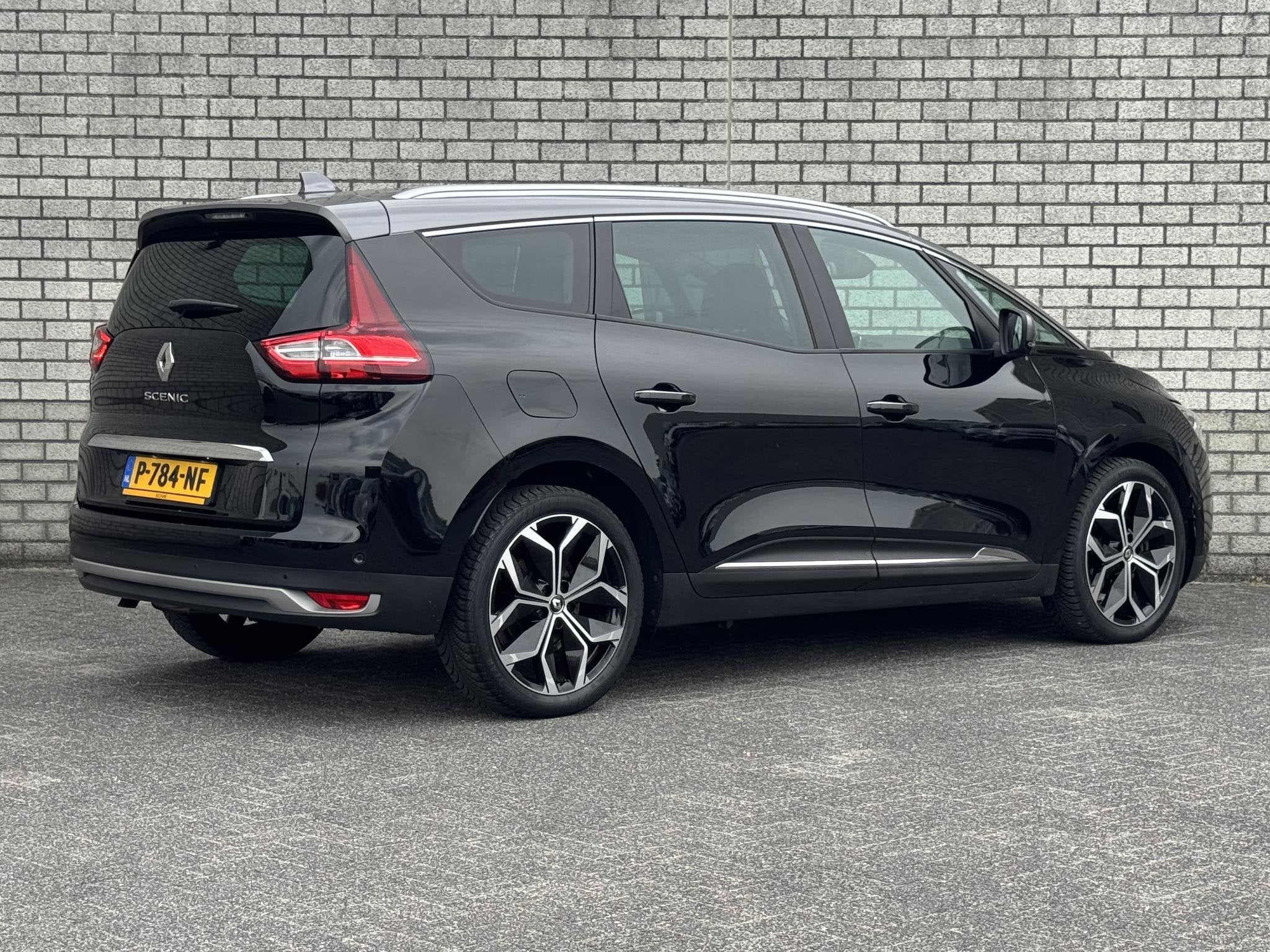 Renault Grand Scénic 1.3 TCe Intens 7p. | Achteruitrijcamer, 15 km/l, 4 cilinders, Met garantie (alle), Zwart