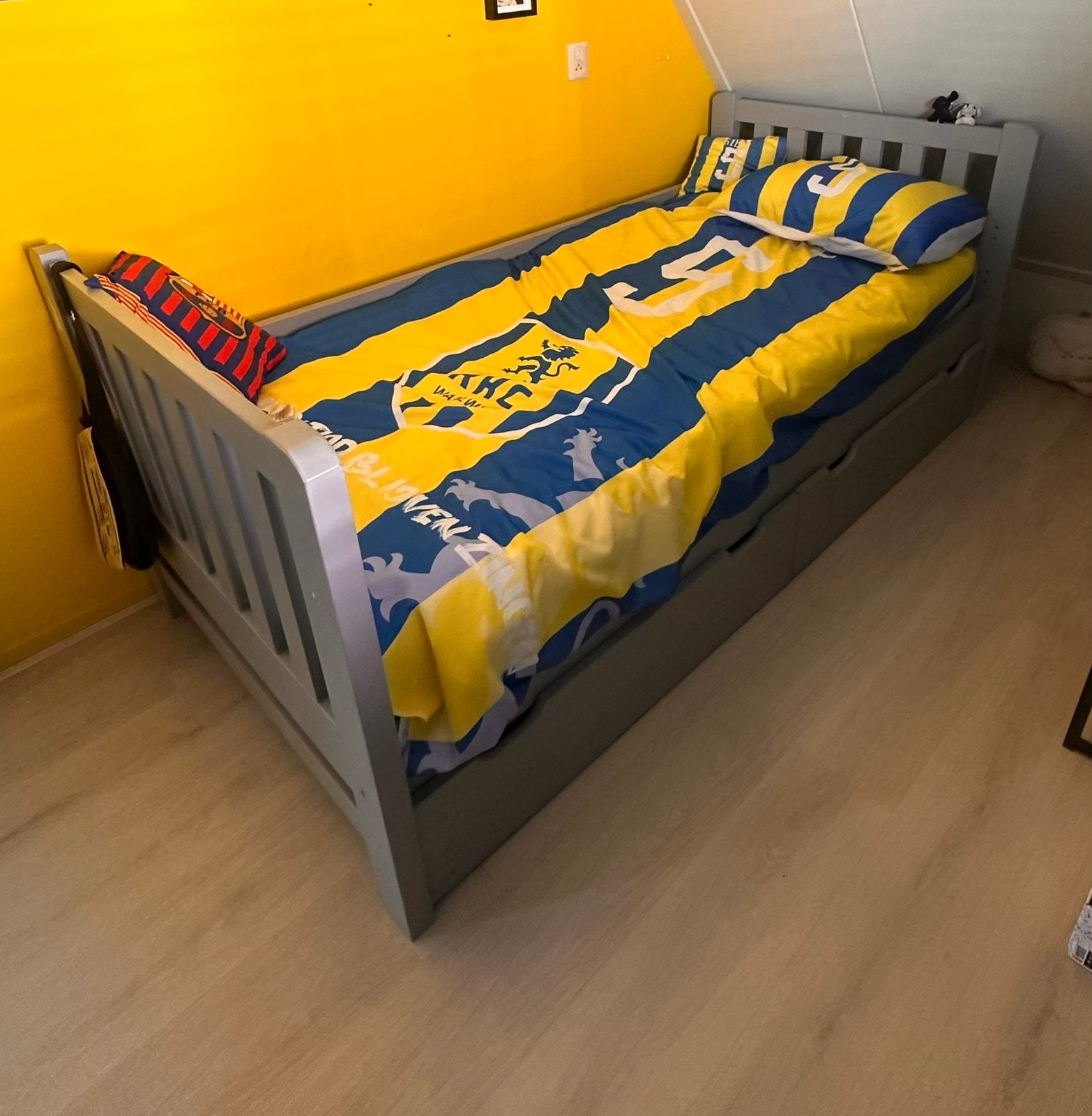Jongensbed grijs met opberglades – 90 x 200 cm, Ophalen, 85 tot 100 cm, Gebruikt, Lattenbodem