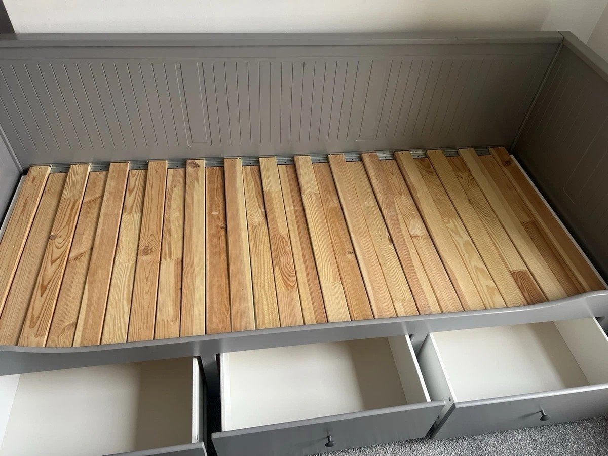 Grijze bedbank van ikea, hemnes serie, Ophalen, 90 cm, Eenpersoons, Zo goed als nieuw