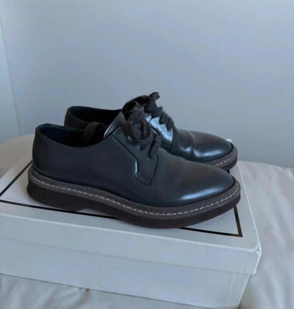 Brunello Cucinelli Glitter-Trim Lakleren Oxfords – Grijs 36, Kleding | Dames, Schoenen, Ophalen of Verzenden, Zo goed als nieuw