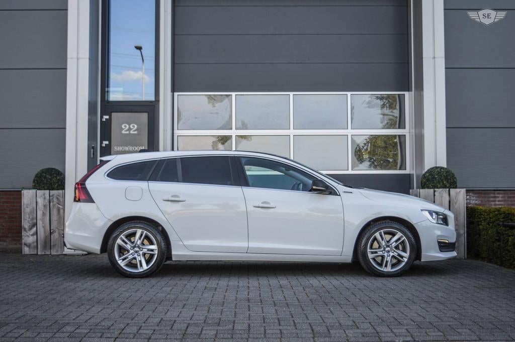 Volvo V60 2.4 D5 Twin Engine Lease Edition|CAMERA|TREKHAAK, Auto's, Volvo, Automaat, Stof, Vierwielaandrijving, 1880 kg
