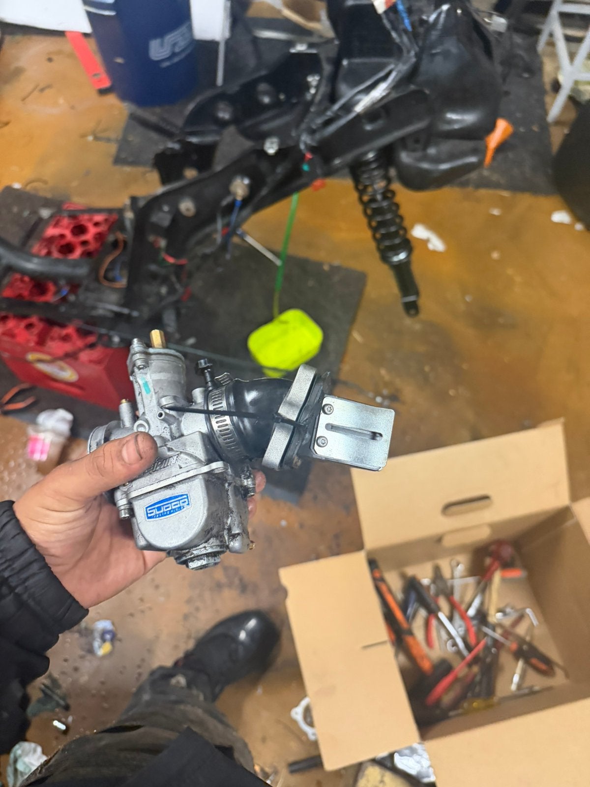 24mm carb met spruitstuk en membraan, Motoren, Ophalen of Verzenden