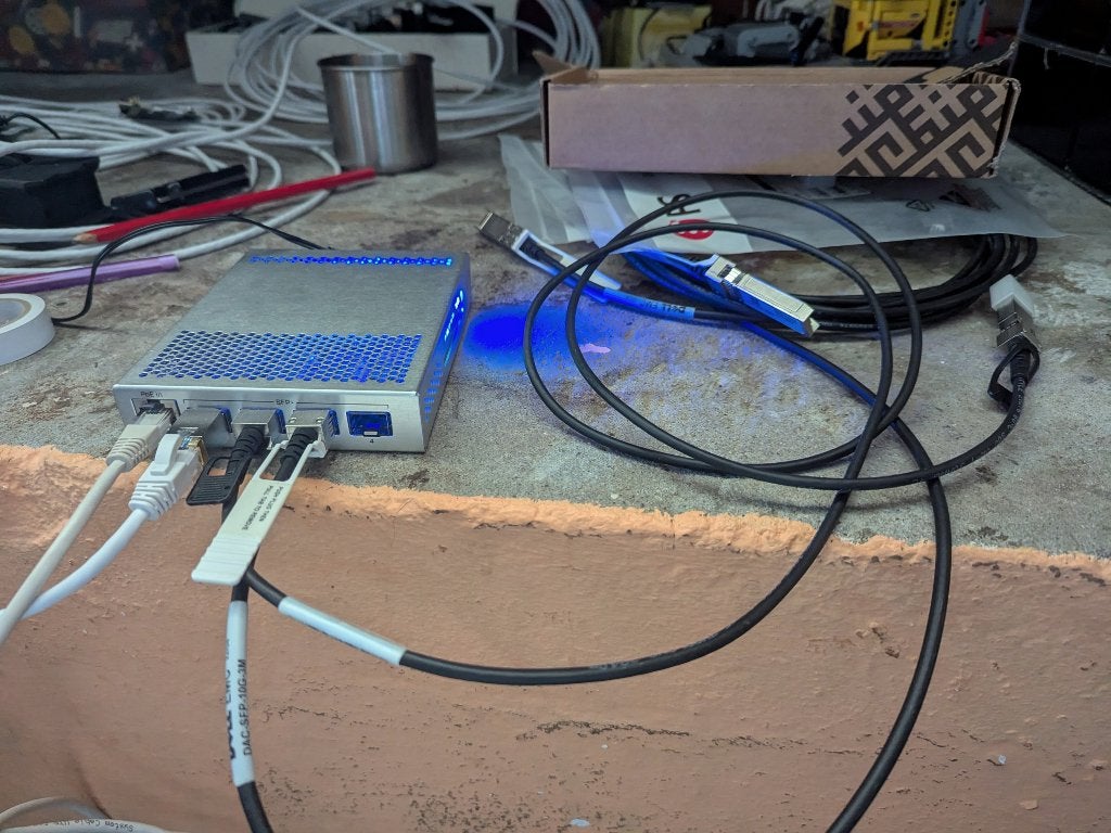 Mikrotik CRS305-1G-4S+IN Router/switch, sfp+ dacs sfp+ rj45, Computers en Software, Ophalen of Verzenden, Gebruikt