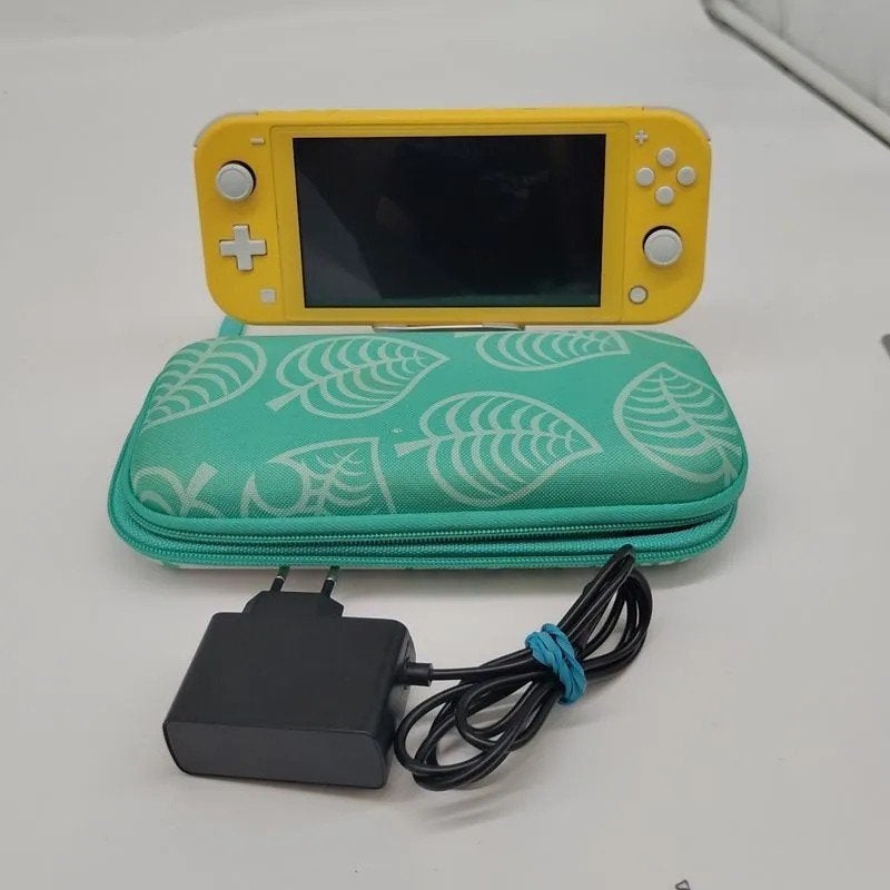 switch lite, geel met animal crossing hoes, Spelcomputers en Games, Nintendo, Zoomstede 21, 3431 HK Nieuwegein, Netherlands, Met beschermhoes of tas