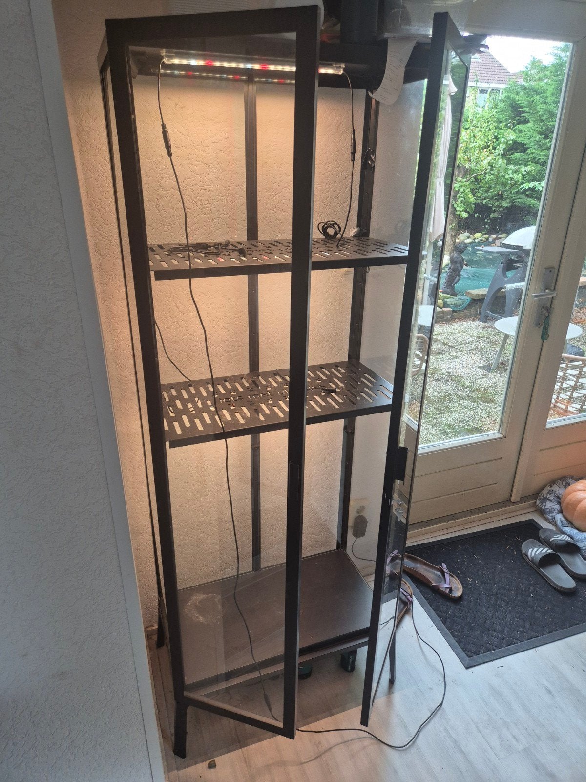 IKEA milsbo  vitrinekast met groeilicht en glasplaten, Huis en Inrichting, Ophalen, Met plank(en), Gebruikt, 50 tot 100 cm