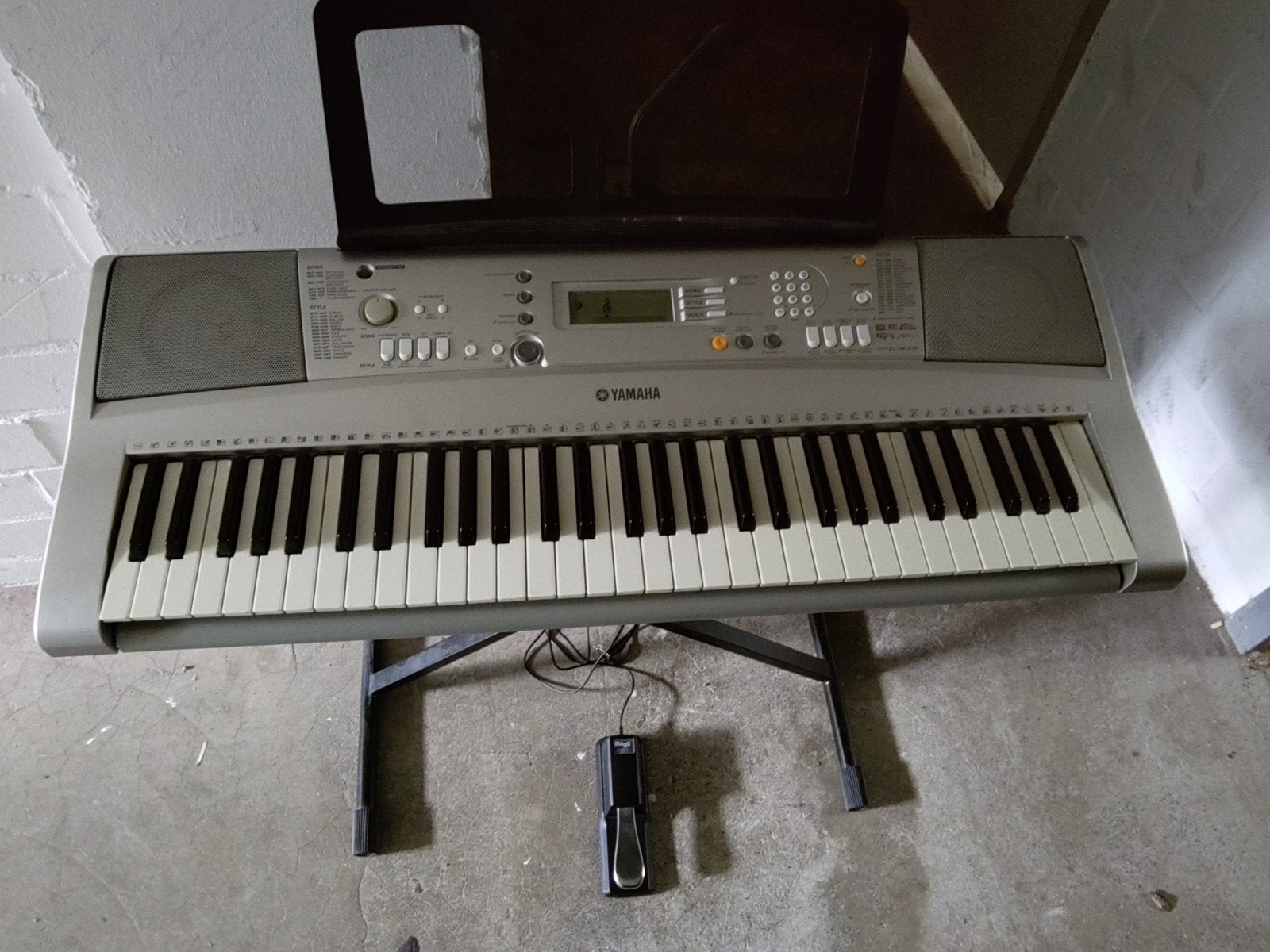 Complete set, Yamaha e303 keyboard (incl pedaal)