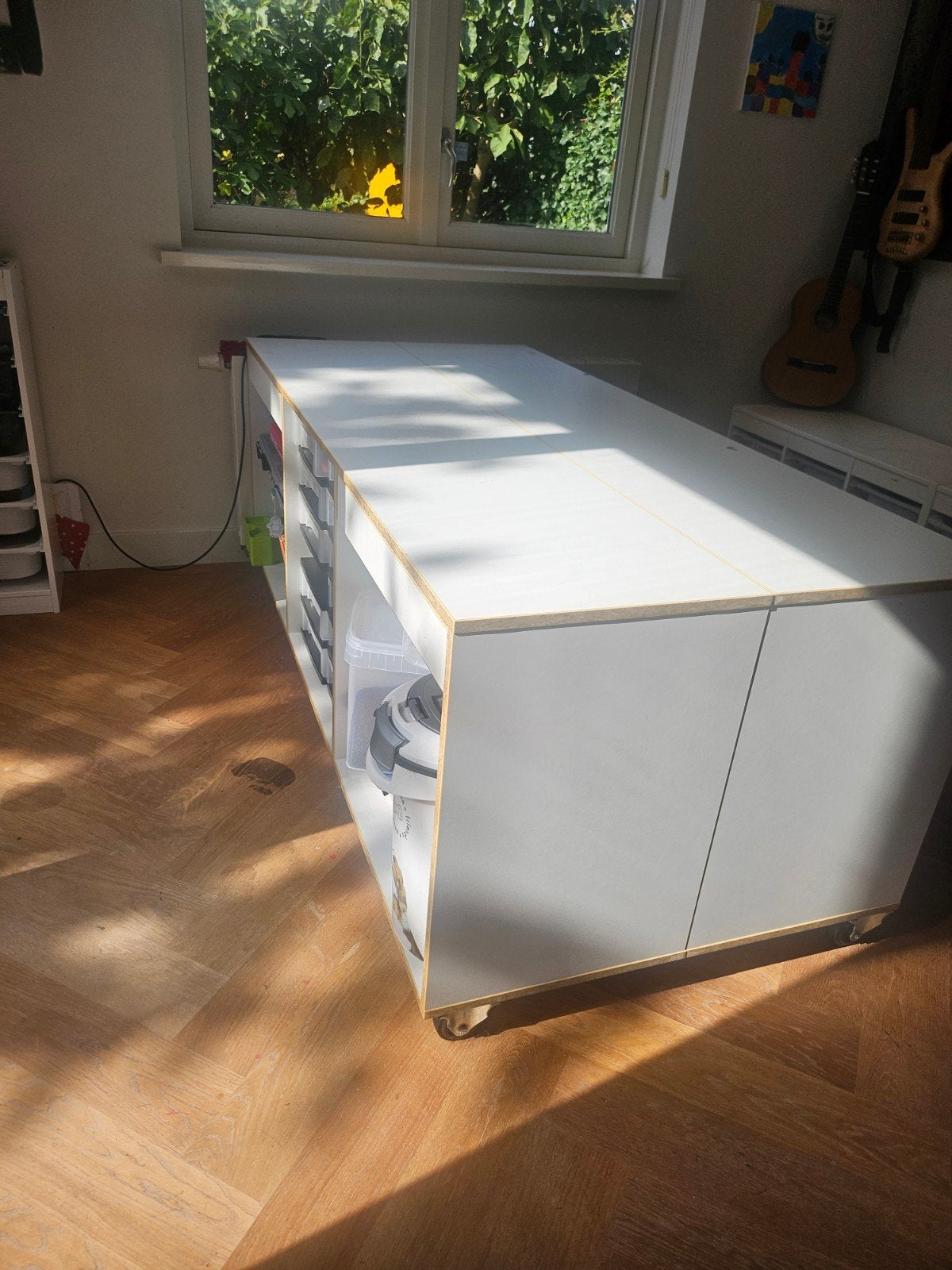 Degelijke opbergkast of knutsel tafel op wielen met 2 opberg