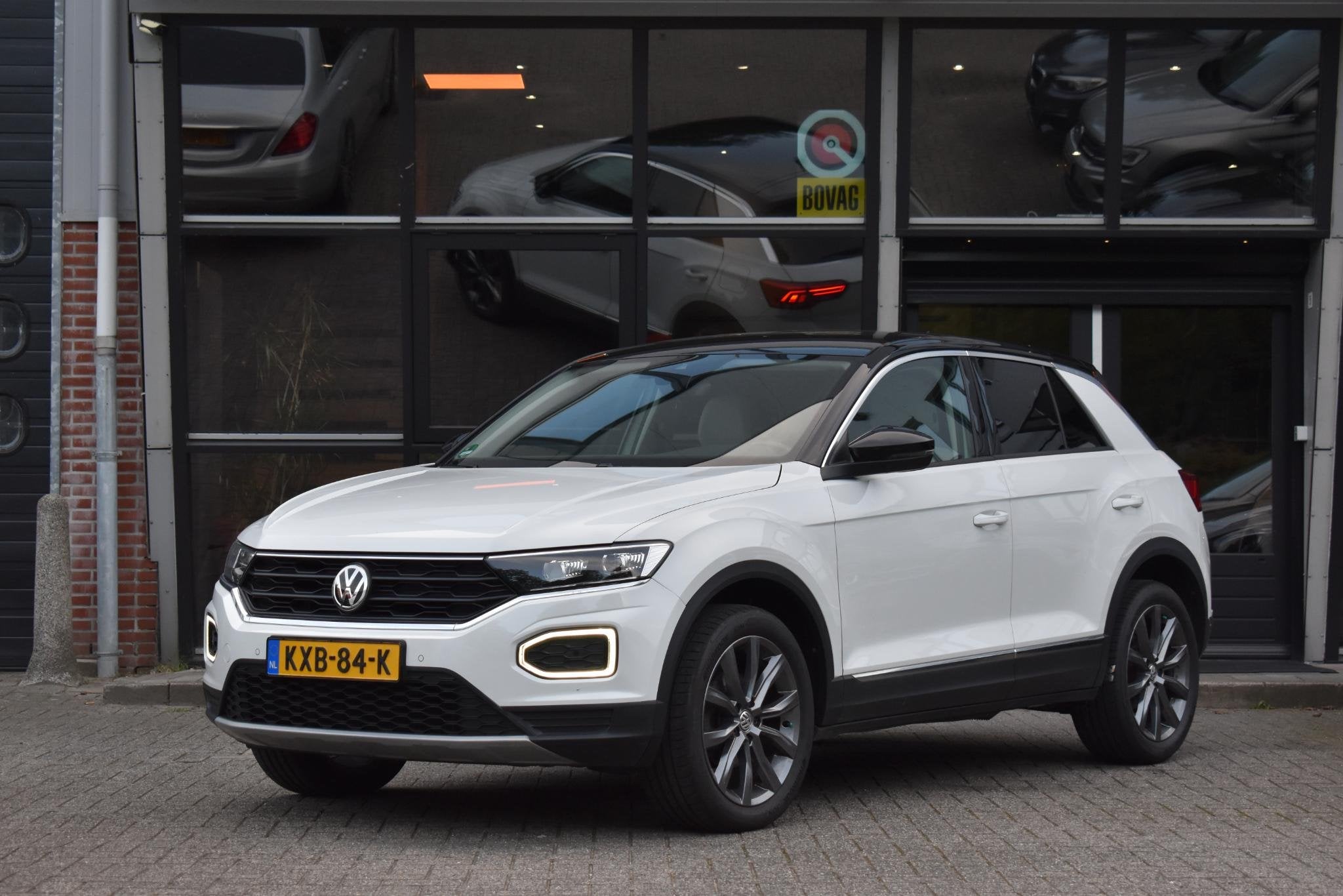Volkswagen T-Roc 1.5 TSI Sport Lane Stoel.vw Xenon Led Sfeer, Auto's, Dealer onderhouden, 4 cilinders, Leder, Bedrijf