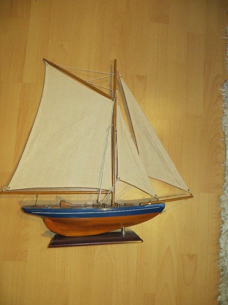Boot schaalmodel op standaard voor decoratie Maritiem, Ophalen of Verzenden, Zo goed als nieuw