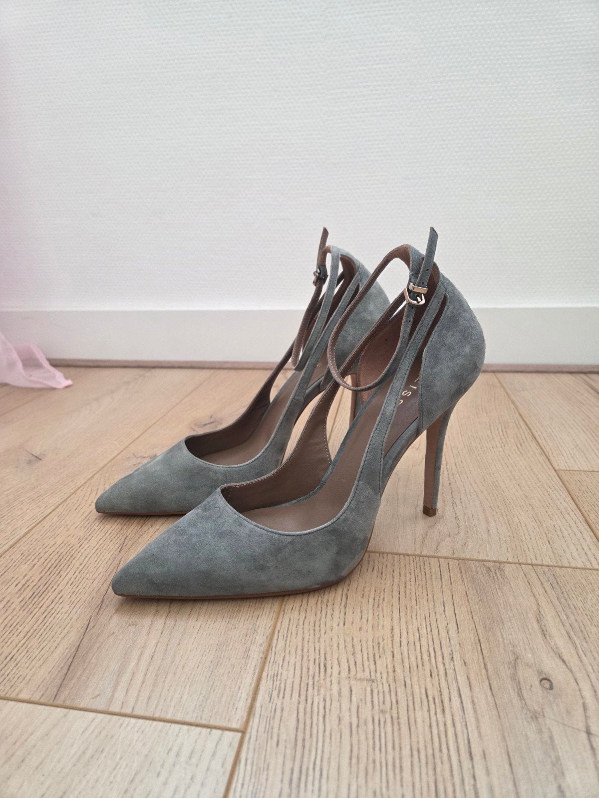 Reiss pumps met enkelbandje - Maat 41, Reiss, Pumps, Ophalen of Verzenden, Grijs