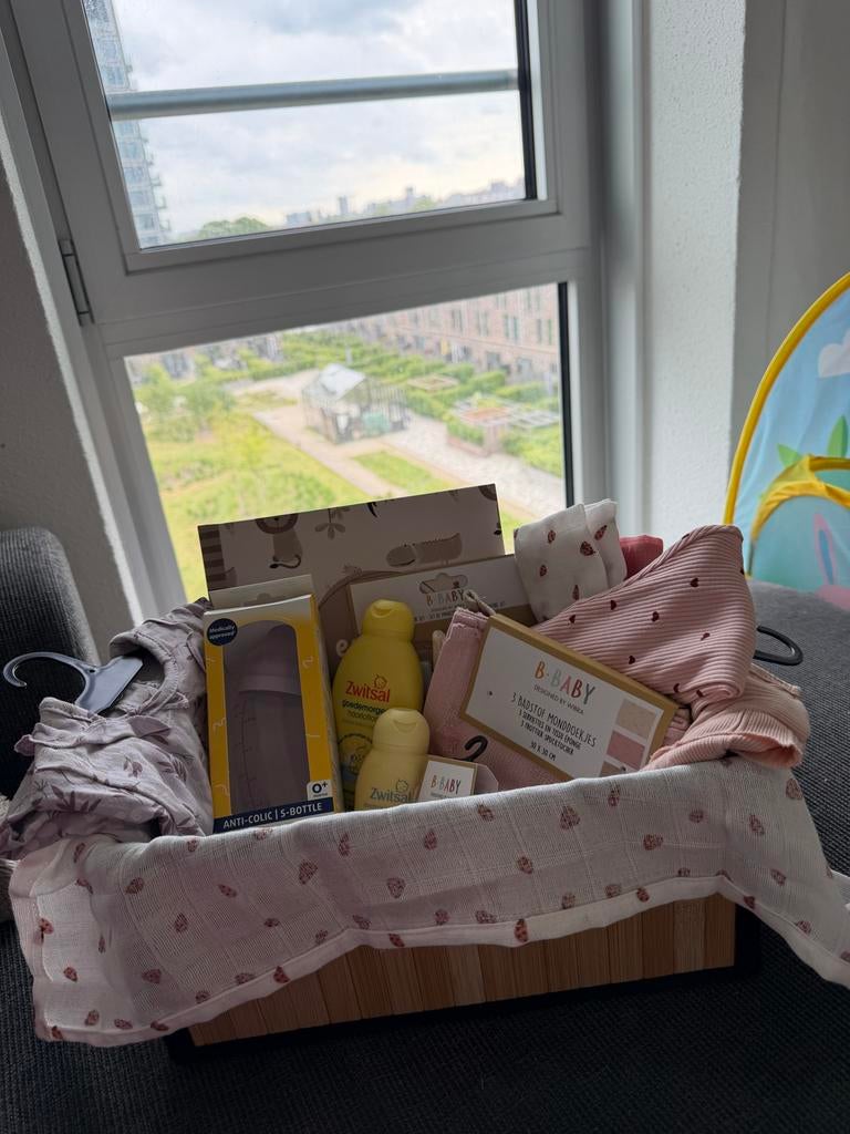 Kraamcadeau pakket met babykleding en verzorgingsproducten, Ophalen of Verzenden, Nieuw, Kraamcadeau