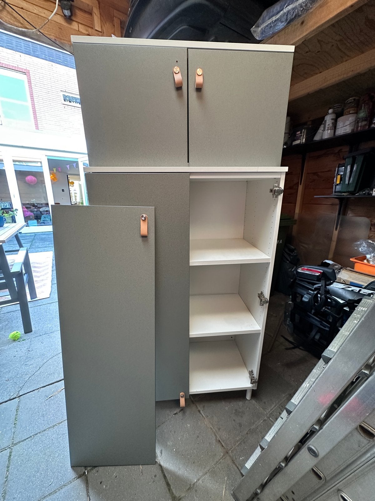 IKEA KLUBBYKTT/ KALLAX kast met deuren en leren handgrepen, Ophalen, Zo goed als nieuw