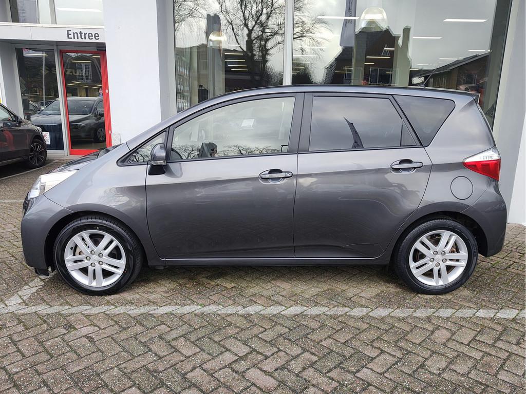 Toyota Verso-S 1.3 VVT-i ASPIRATION Panoramadak | Camera | H, Auto's, Toyota, Voorwielaandrijving, Stof, Gebruikt, Zwart