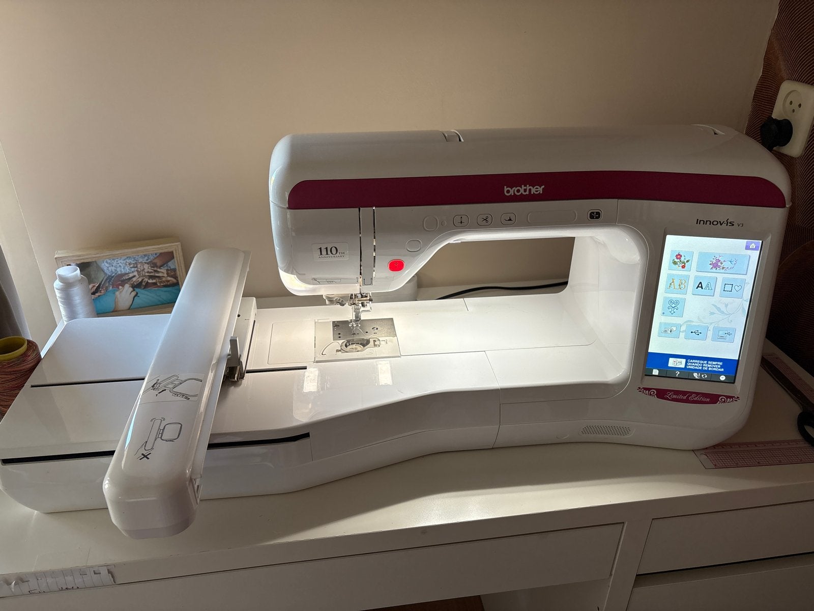 Brother Innov-is V3- en Borduurmachine, Hobby en Vrije tijd, Naaimachines en Toebehoren, Ophalen, Zo goed als nieuw, Naaimachine