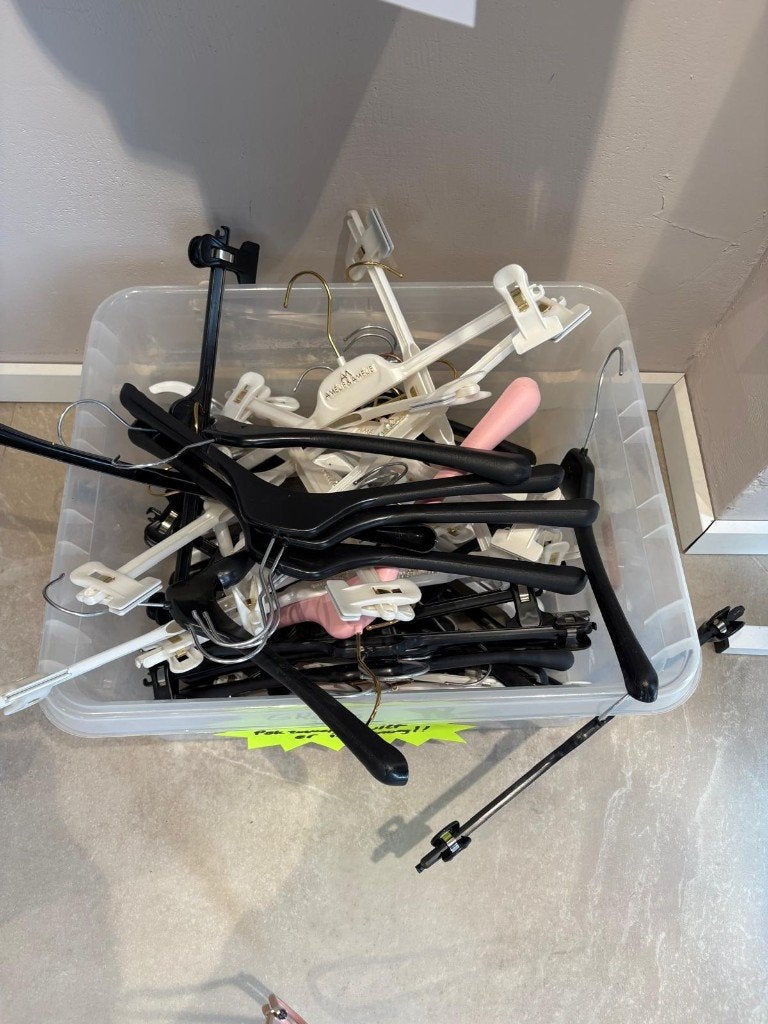 Gratis kledinghangers, Ophalen, Zo goed als nieuw, Kunststof, Volwassenen