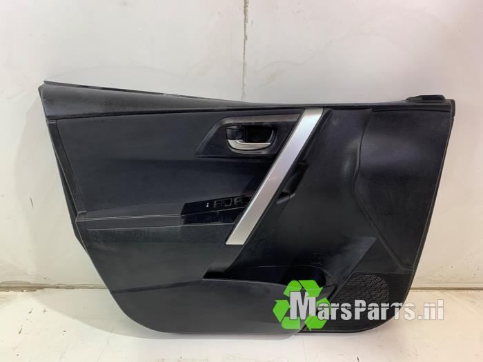 Portierbekleding 4Deurs links-voor van een Toyota Auris, Gebruikt, -, -, Ophalen of Verzenden