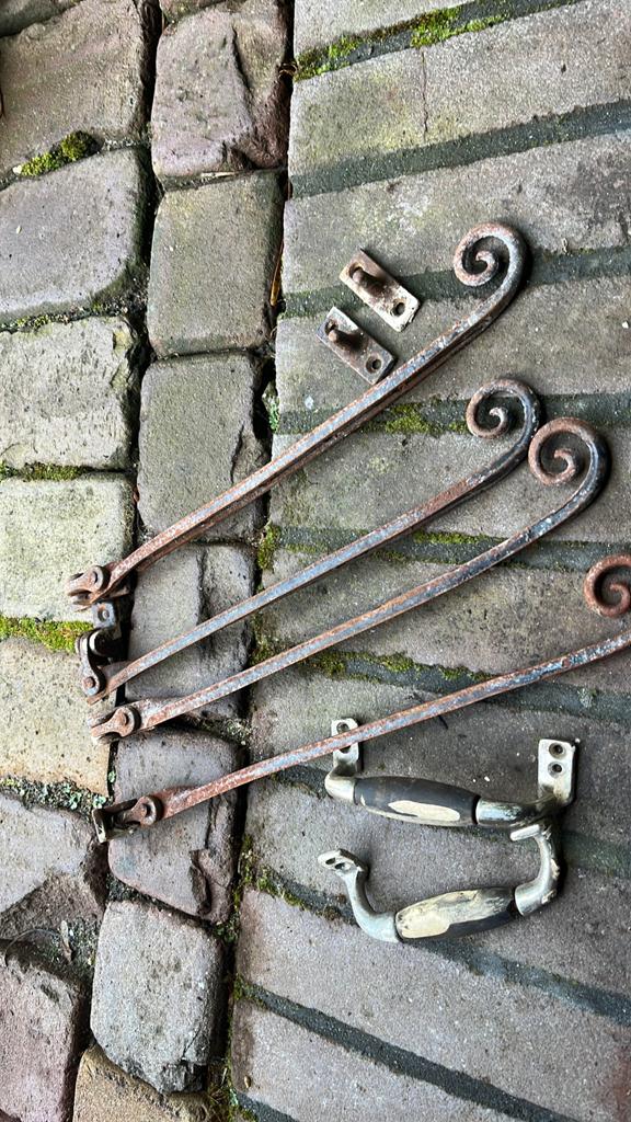 Antieke smeedijzeren raamuitzetters en handgrepen, Antiek en Kunst, Ophalen of Verzenden