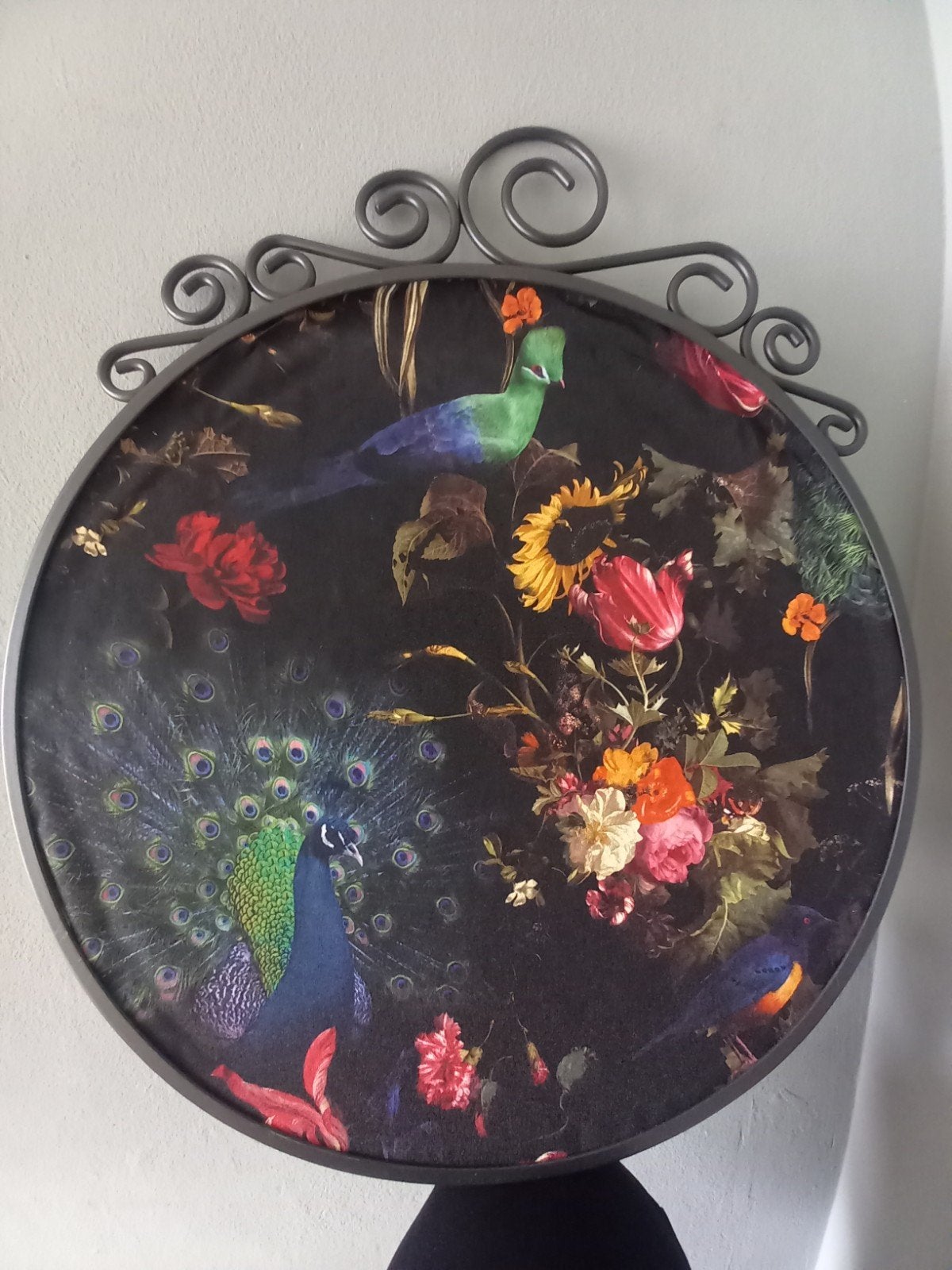 Schilderij met pauw, vogels en bloemen in metalen lijst, Antiek en Kunst, Ophalen, Overige ondergronden, Dieren, Klassiek