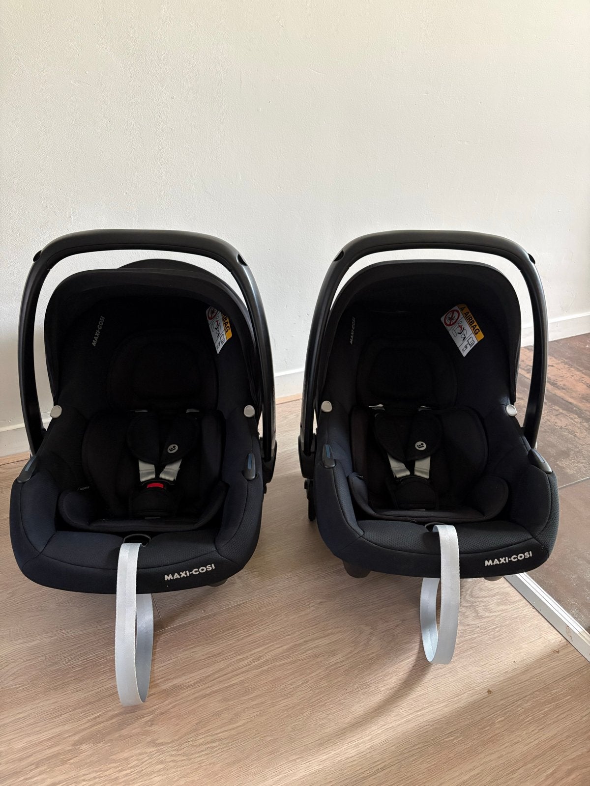 2x Maxi-Cosi CabrioFix i-Size autostoeltjes (0-12kg), Autogordel of Isofix, Ophalen of Verzenden, Zo goed als nieuw, 0 t/m 13 kg