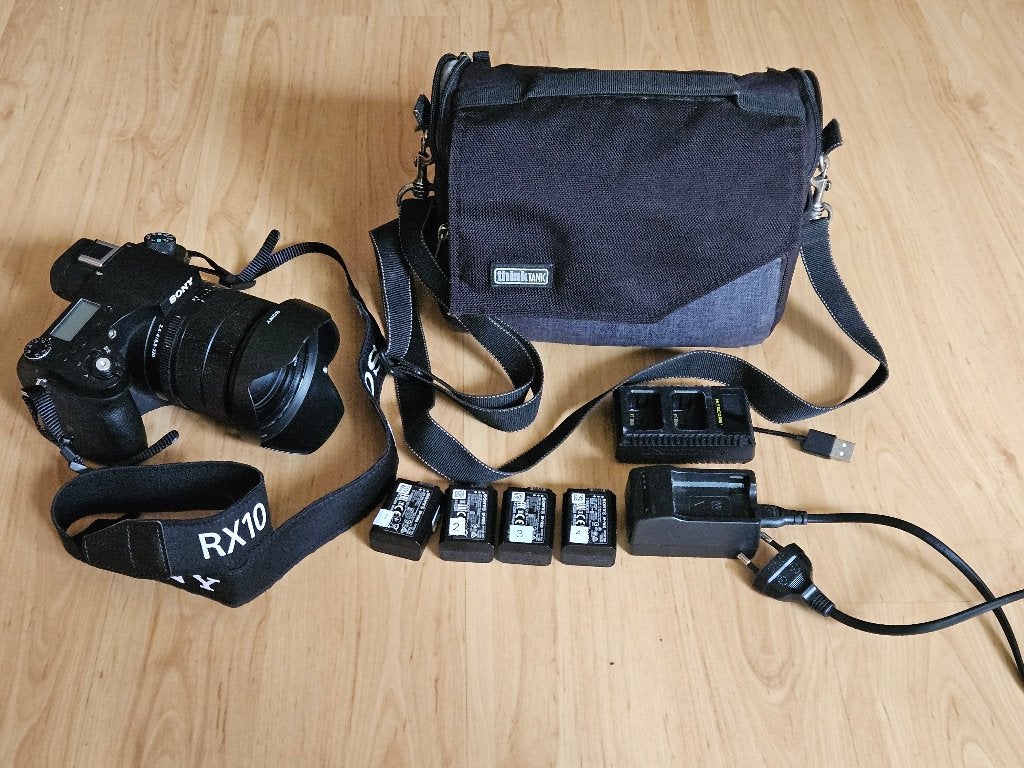 Sony RX10 IV bridge camera 24-600mm complete set