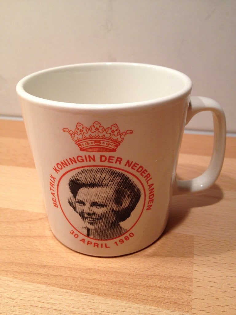 Koningin Beatrix mok - Wisseling troon 1980, Ophalen of Verzenden, Nieuw, Nederland, Servies