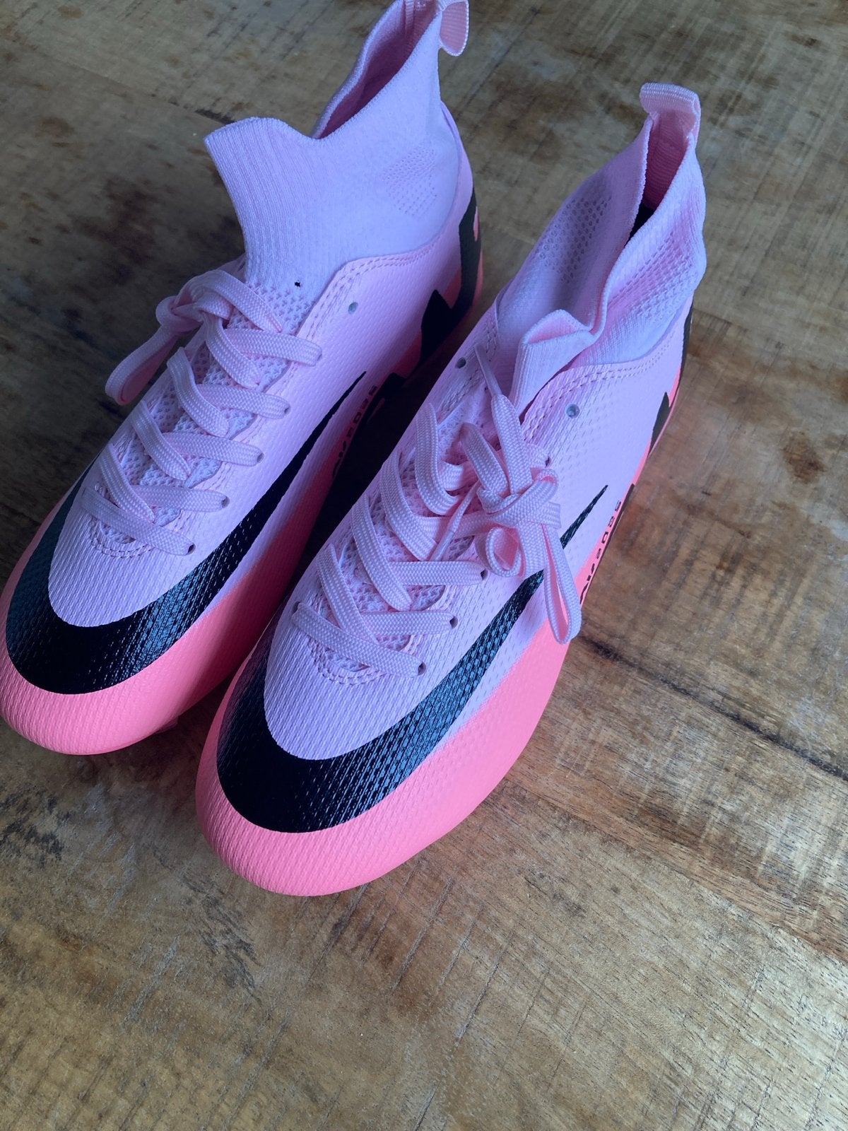 Roze Voetbalschoenen - Nieuw, Maat XS of kleiner, Ophalen of Verzenden, Nieuw, Schoenen