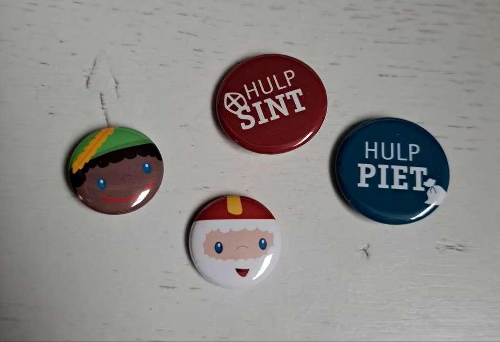 5x Sinterklaas en piet buttons hulppiet hulpsint, Diversen, Sinterklaas, Ophalen of Verzenden, Gebruikt