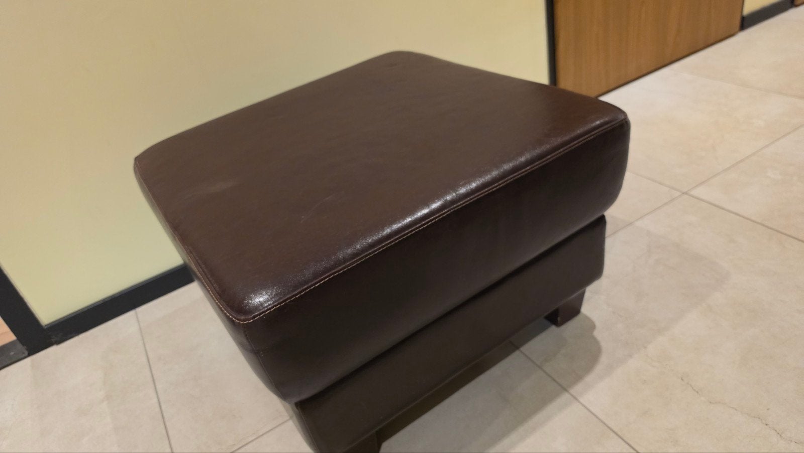 Leren poef bruin met wit stiksel, 62x62 cm, Ophalen, Gebruikt, Leer, 50 tot 75 cm