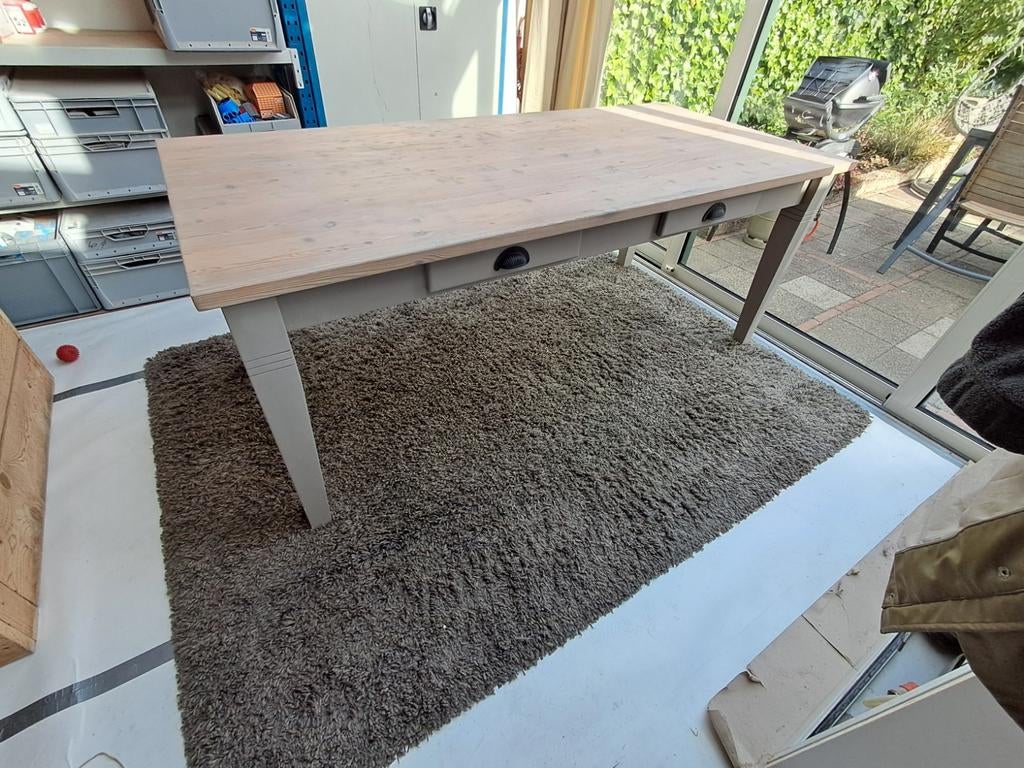 Robuuste eetkamertafel met lichte houtnerf en lades, Huis en Inrichting, Tafels | Eettafels, Ophalen, Gebruikt, 50 tot 100 cm