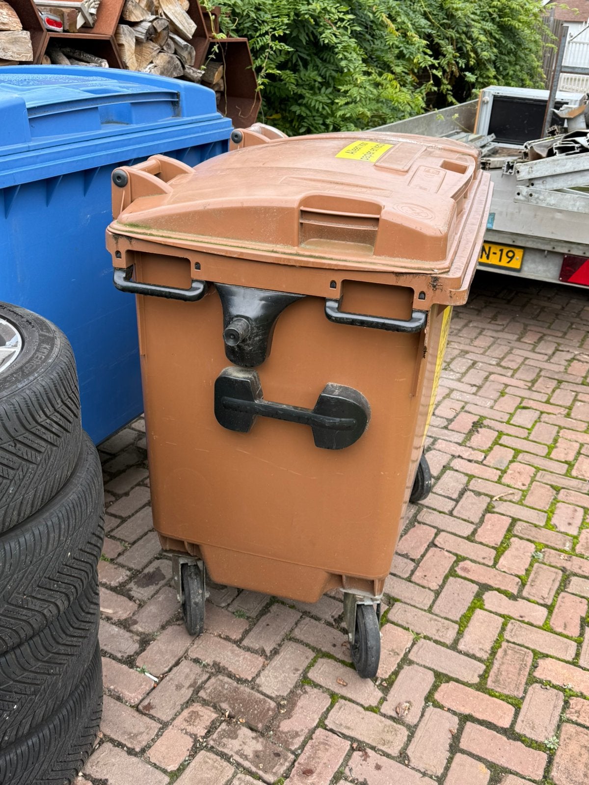 2x grote nette  kunststof container 1100 liter 660 liter, Ophalen