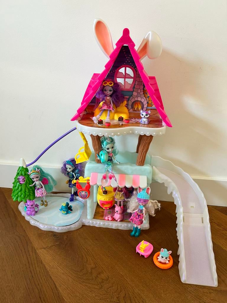 Enchantimals Hoppin' Ski Chalet met extra poppetjes, Ophalen of Verzenden, Gebruikt, Overige typen