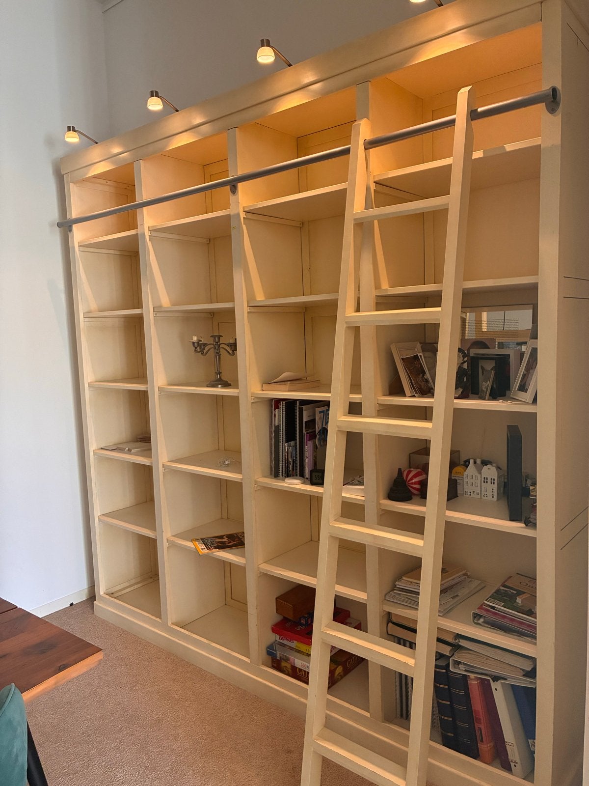 Grote Boekenkast met Ladder en Spots - Crème Wit, Huis en Inrichting, Ophalen, Met plank(en), Gebruikt, 200 cm of meer