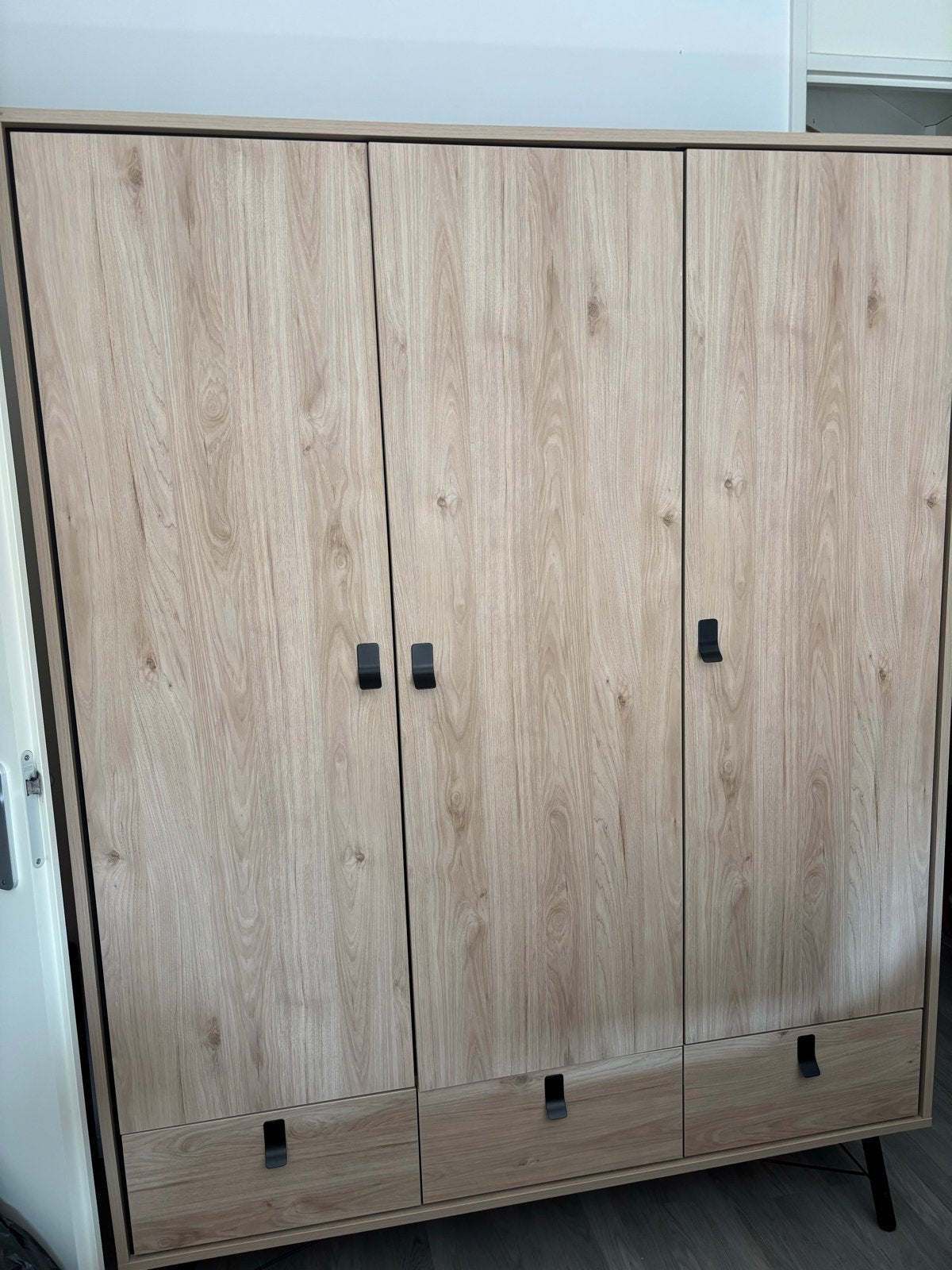 Moderne kledingkast met 3 deuren en lades, Ophalen, 100 tot 150 cm, Zo goed als nieuw, Met lade(s)