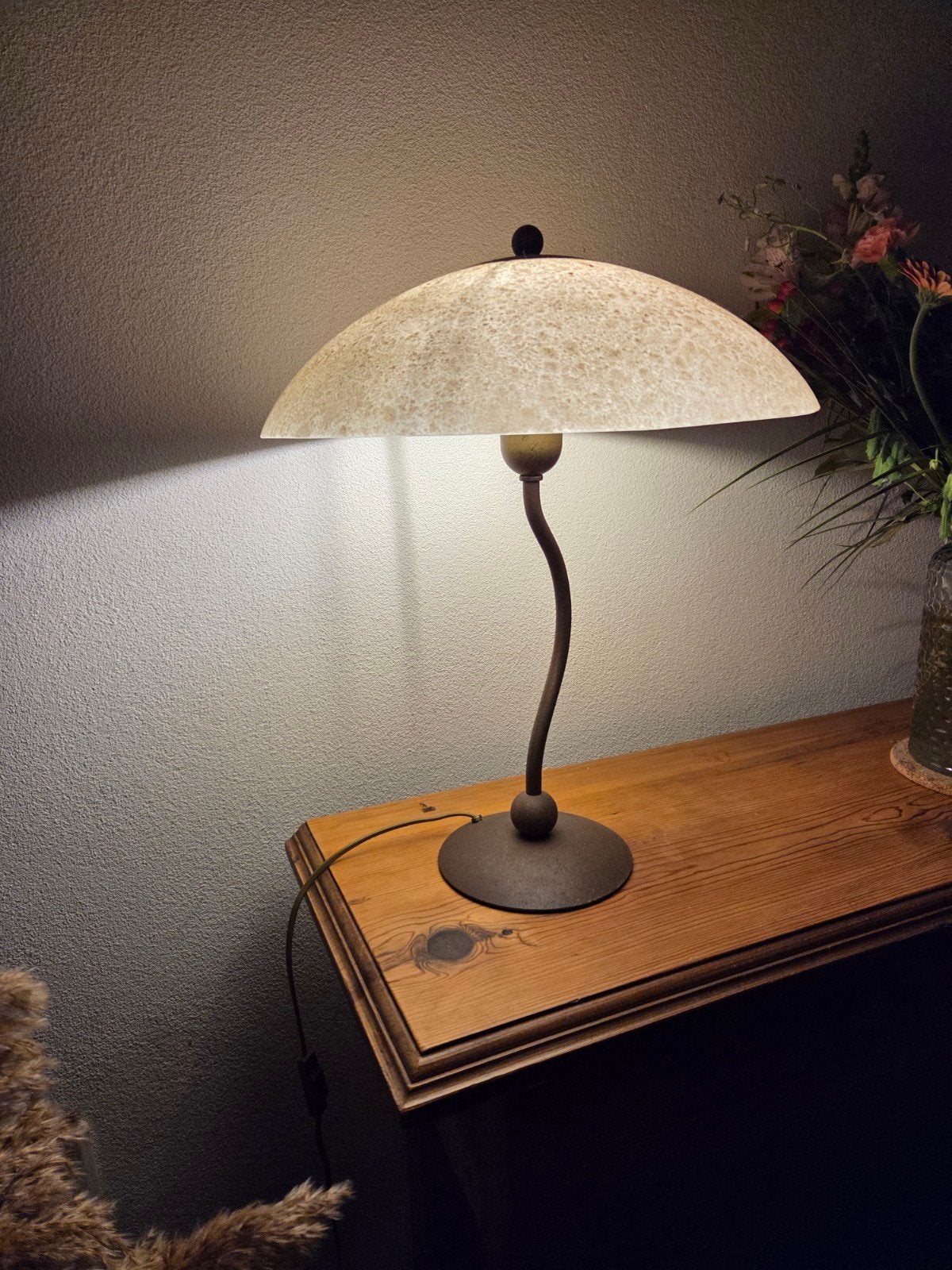 Vintage tafellamp met glazen kap en metalen voet, Ophalen, Gebruikt, Overige merken, Vintage