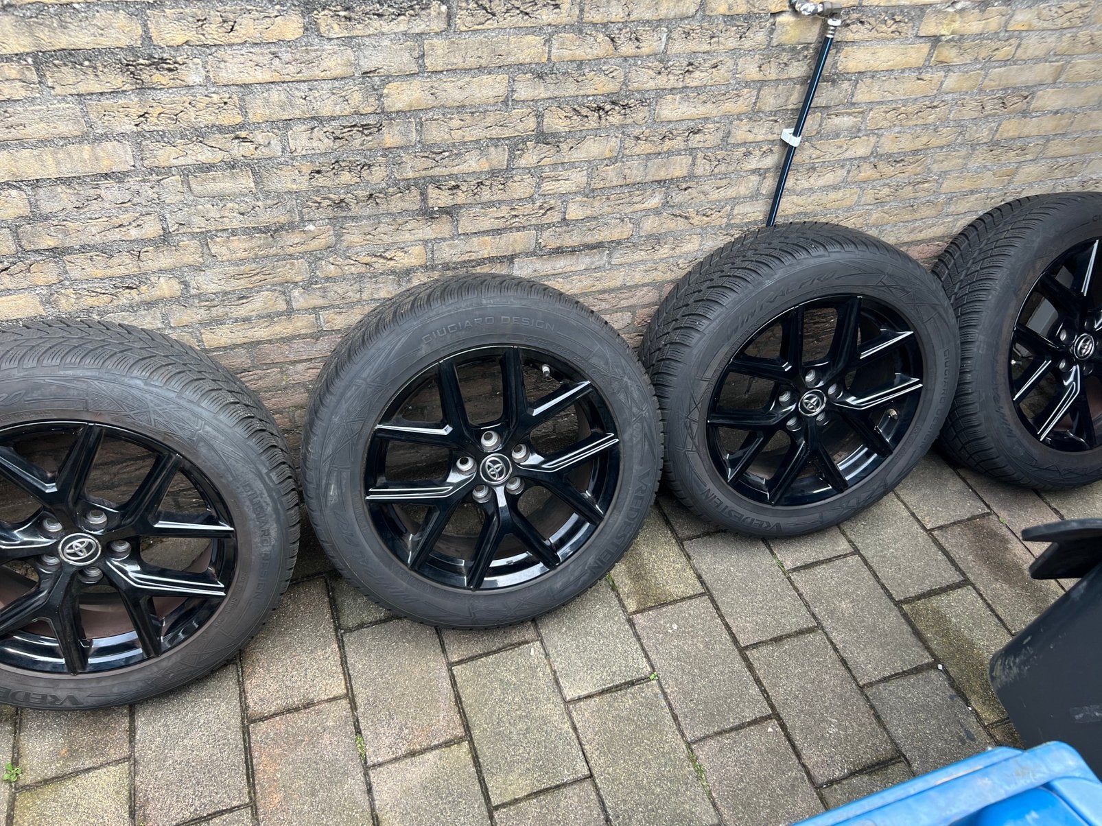 Toyota rav4,ch-r winterbanden + thuiskomers +rubbermatten, Auto-onderdelen, Ophalen, 18 inch, Gebruikt, Banden en Velgen