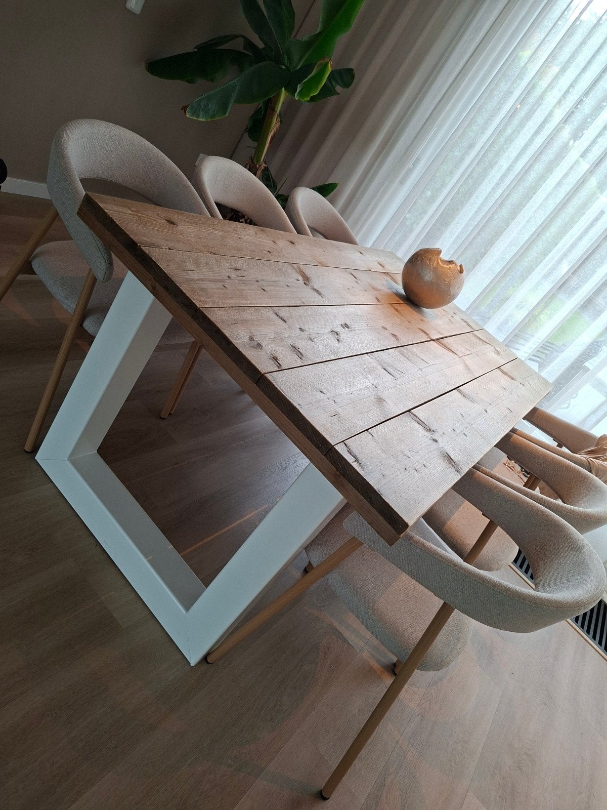 Robuuste eettafel met houten blad en wit onderstel, Gebruikt, Industrieel, Modern, 50 tot 100 cm, Vijf personen of meer