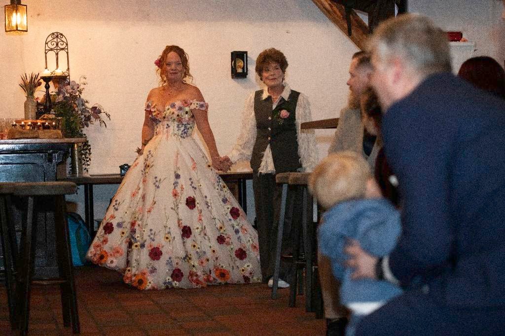 Trouwjurk ivoorkleurig met bloemen applicaties, Ophalen, Zo goed als nieuw, Wit, Trouwjurk