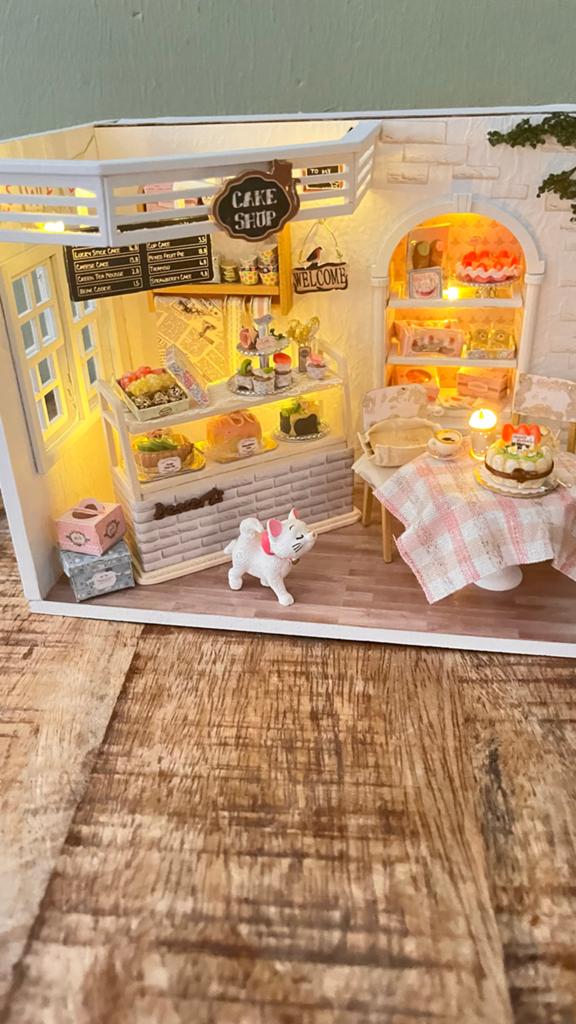 DIY Miniatuur Bakkerij met LED-verlichting en Vitrine, Overige merken, Ophalen of Verzenden, Zo goed als nieuw, Groter dan 1:32