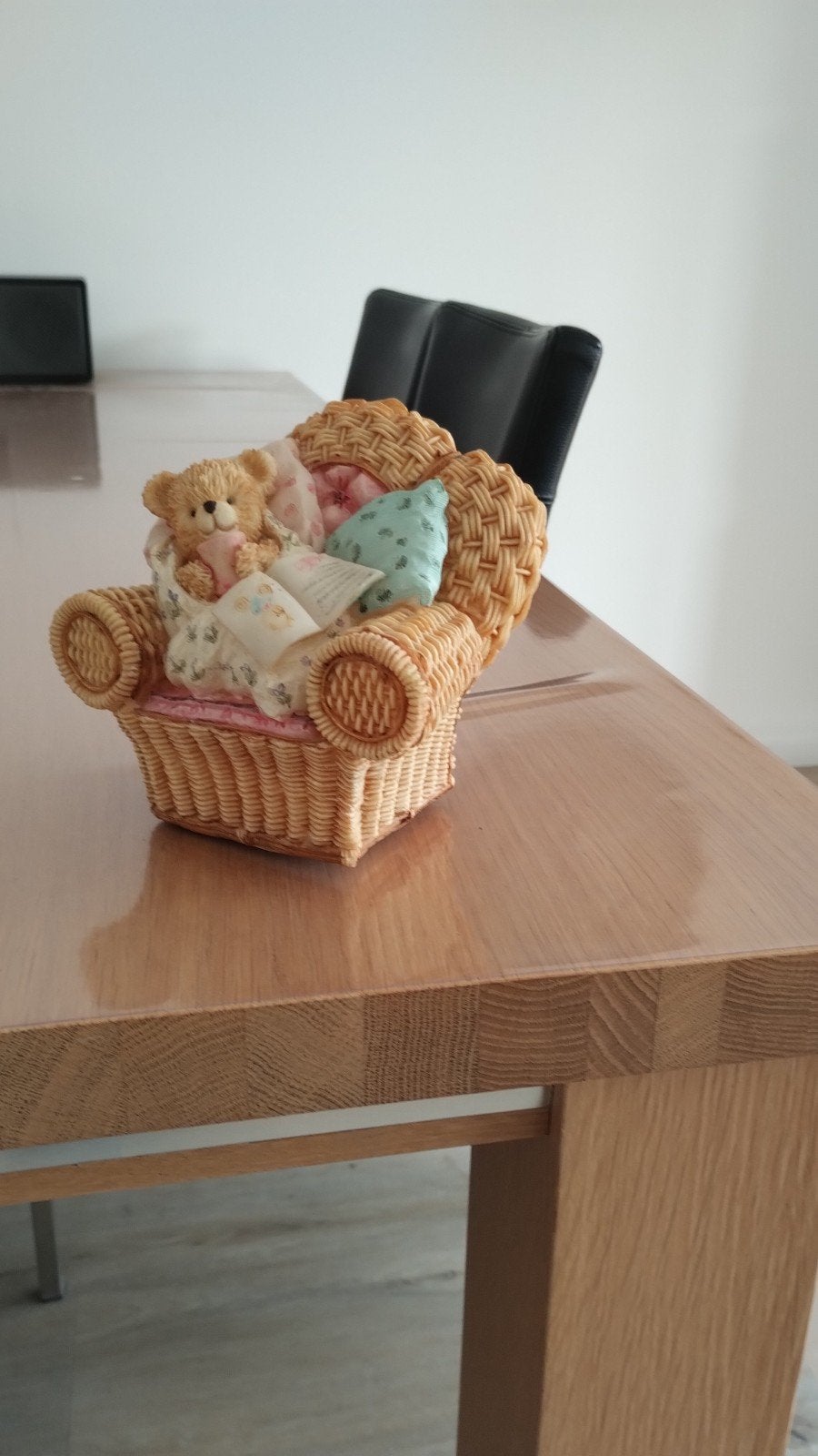 Schattig beertje in rieten stoel spaarpot, Ophalen of Verzenden, Gebruikt, Overige materialen, Dier