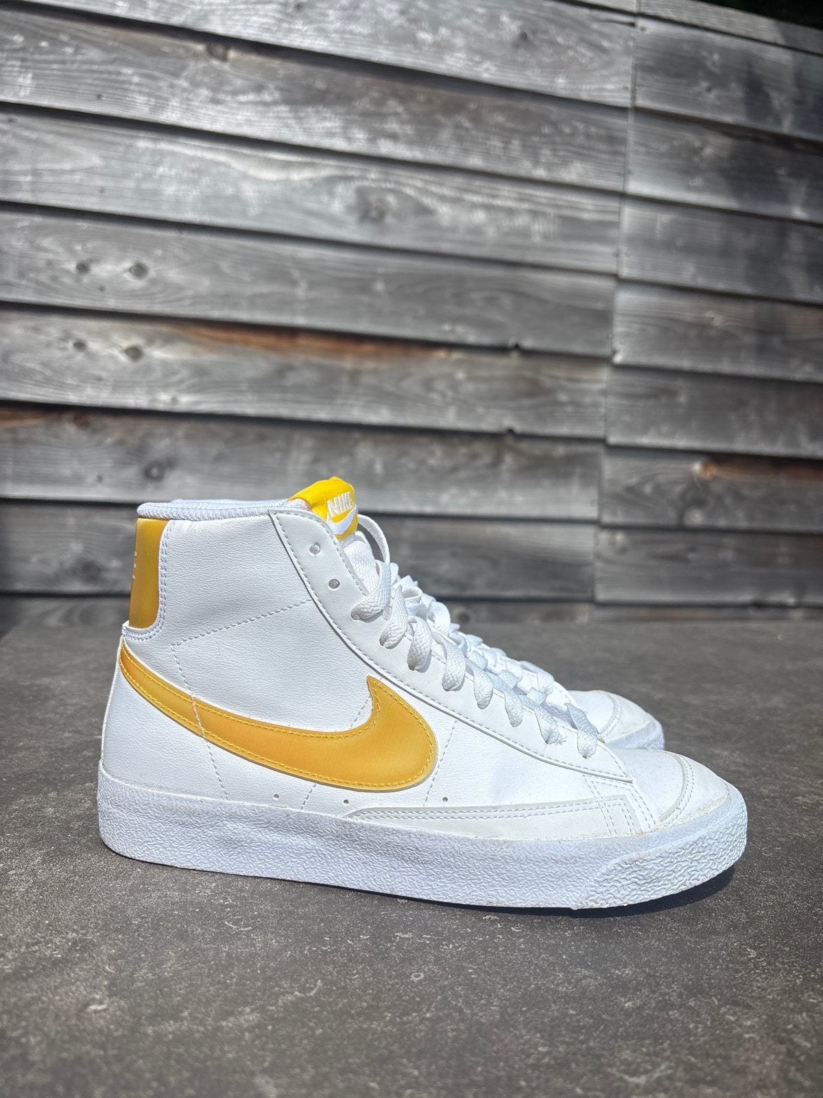 Nike Blazer Mid '77 Vintage - Wit/Geel, Kleding | Dames, Schoenen, Ophalen of Verzenden, Zo goed als nieuw, Wit, Sneakers of Gympen
