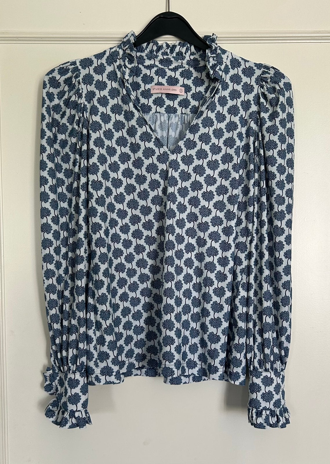 Mooie blauw witte blouse van Studio Anneloes in maat S, Verzenden, Zo goed als nieuw, Maat 36 (S), Blauw