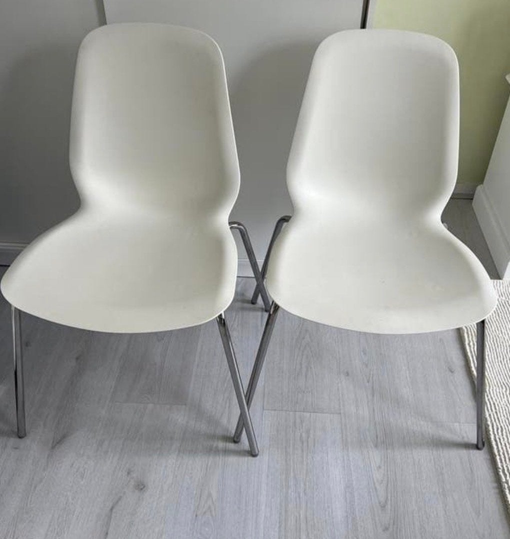 2 witte IKEA stoelen met metalen poten, Ophalen, Kunststof, Gebruikt, Twee