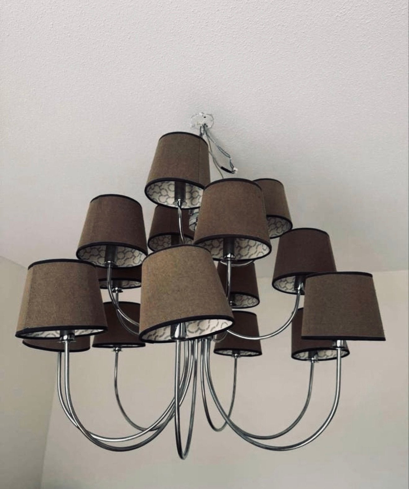 Moderne kroonluchter met 12 bruine stoffen kappen, Ophalen, Gebruikt, Metaal, 75 cm of meer