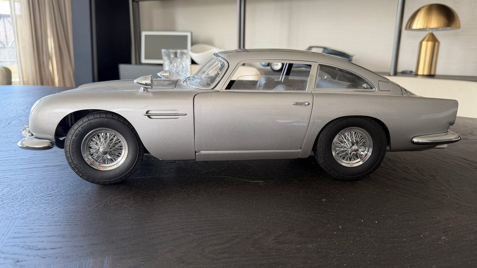 Aston Martin DB5 1:8 James Bond modelauto, Auto, Groter dan 1:32, Zo goed als nieuw, Ophalen