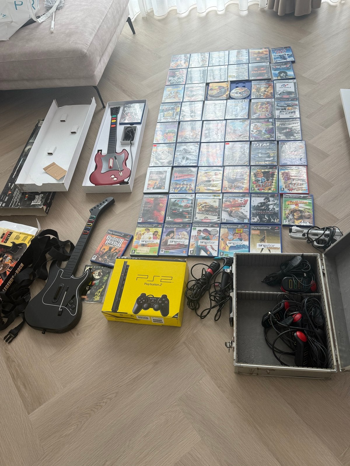 PlayStation 2 Slim Bundel met 2 Gitaren, Stuur en 50+ Games, Met games, Ophalen of Verzenden, Zo goed als nieuw, Met 1 controller