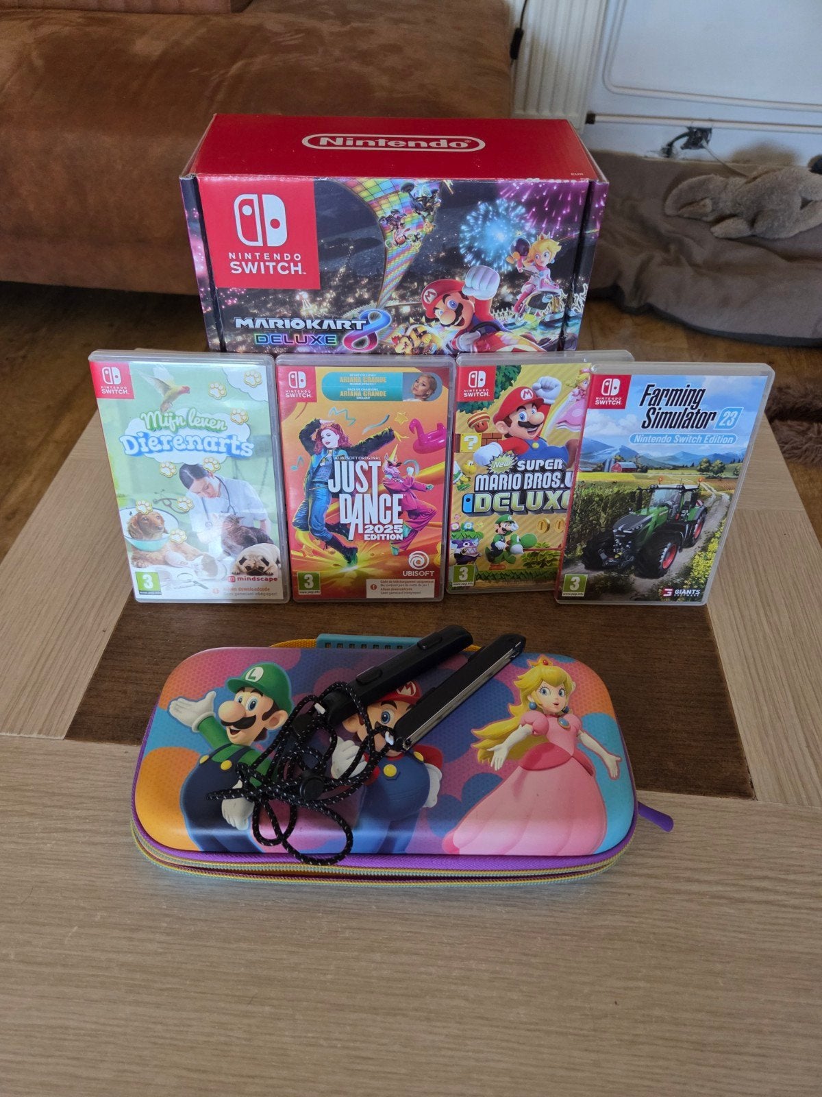 Nintendo Switch OLED met Mario Kart 8 Deluxe en 5 games, Met games, Met 2 controllers, Zo goed als nieuw, Switch OLED