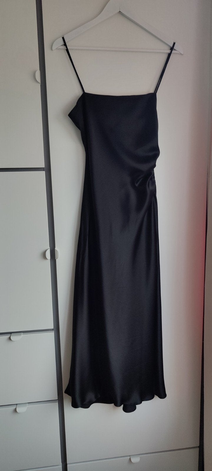 Zwarte satijnen jurk van Zara, maat M, Kleding | Dames, Jurken, Maat 38/40 (M), Ophalen of Verzenden, Zo goed als nieuw, Onder de knie