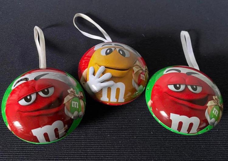 3 M&M’s ronde hangers van blik. 2x groen 1x rood. Drsn.8 cm., Ophalen of Verzenden, Zo goed als nieuw, Overige typen