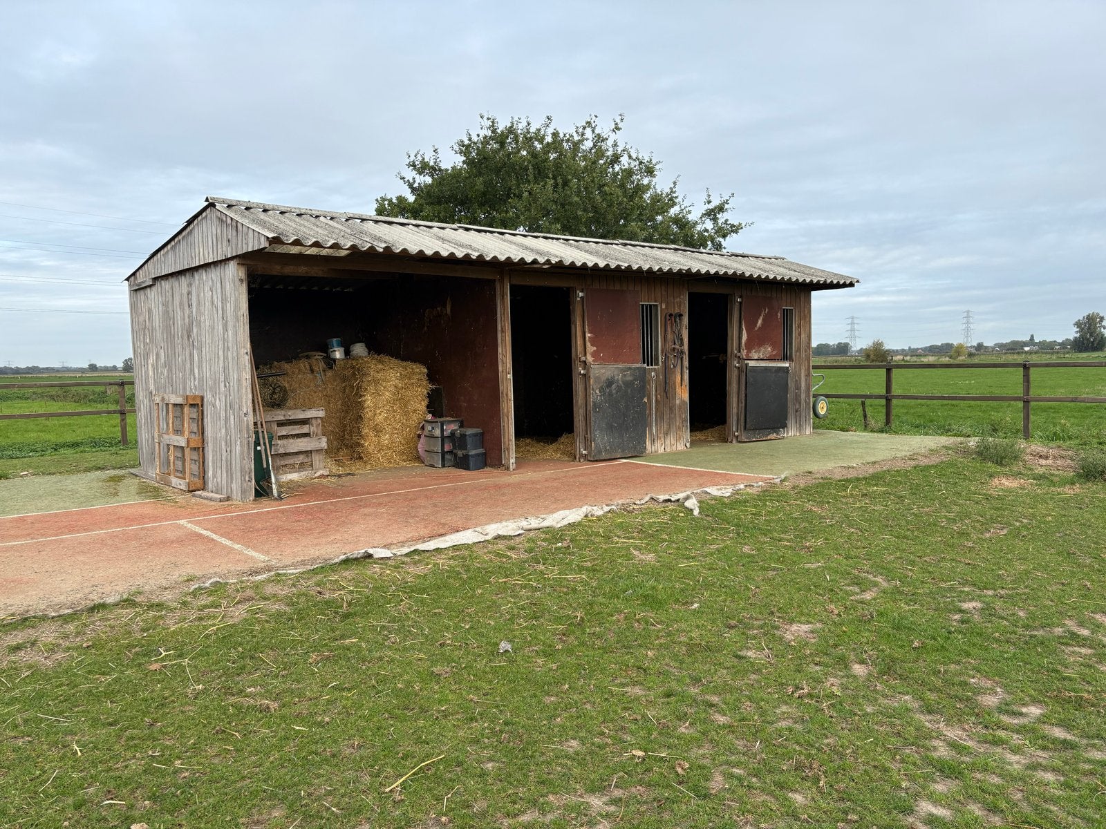 Noodstal paarden - 2 stallen en opslag, Ophalen, Gebruikt